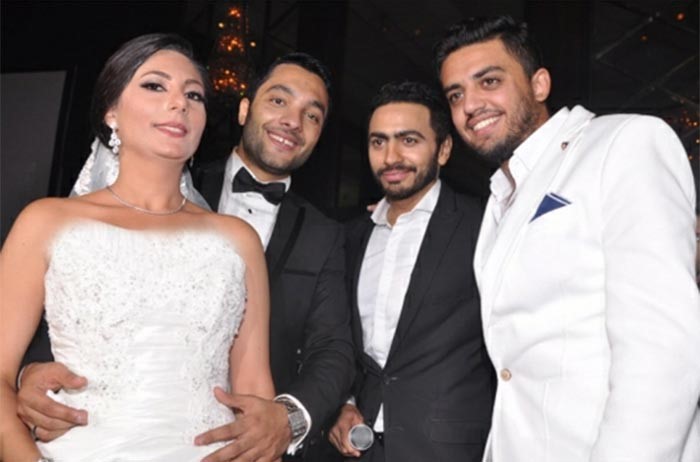بالصور.. تامر حسني يغنّي لزوجته في زفاف شقيقه