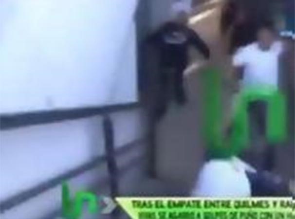 بالفيديو.. «مدرب» يعتدي بوحشية على «مشجع» كبير في السن