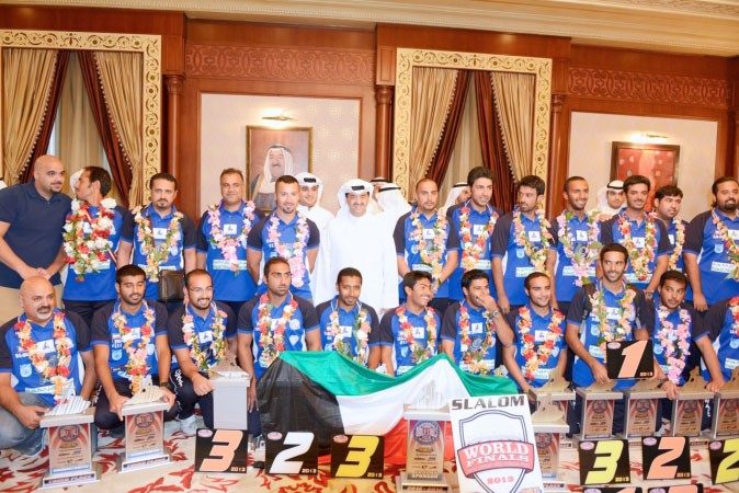 وليد الخشتي يتوسط ابطال المنتخب الوطني للدرجات المائية