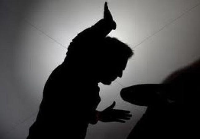 باكستاني يجبر زوجته على شرب الأسيد لأنها أنجبت.. طفلة 