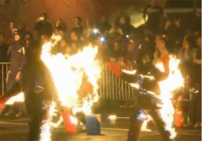 21 أميركياً يرتدون ملابس واقية ويشعلون النار في أنفسهم في أوهايو من أجل.. الخير