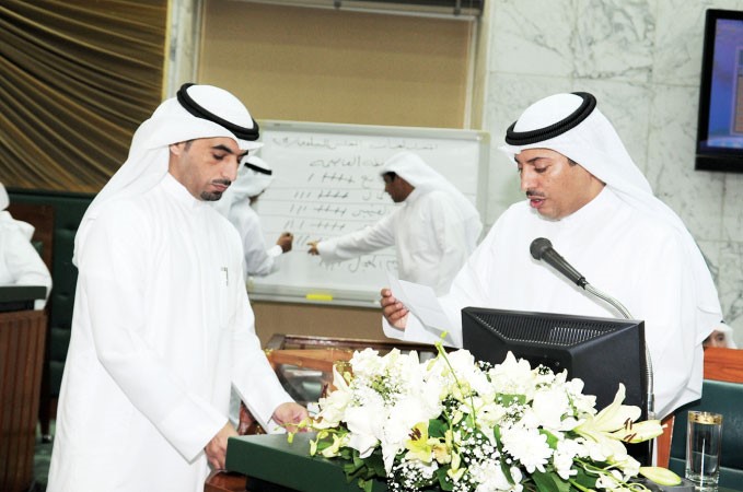 احمد البغيلي ومشاري المطوطح خلال عملية فرز الاصوات