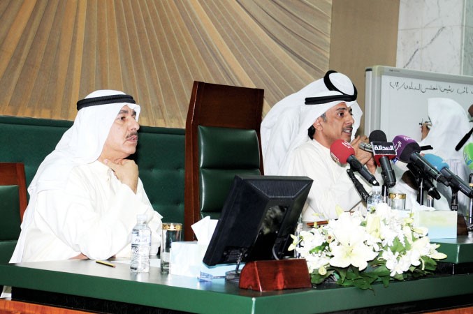 مهلهل الخالد مترئسا المجلس بعد تزكيته والى جانبه م احمد الصبيح