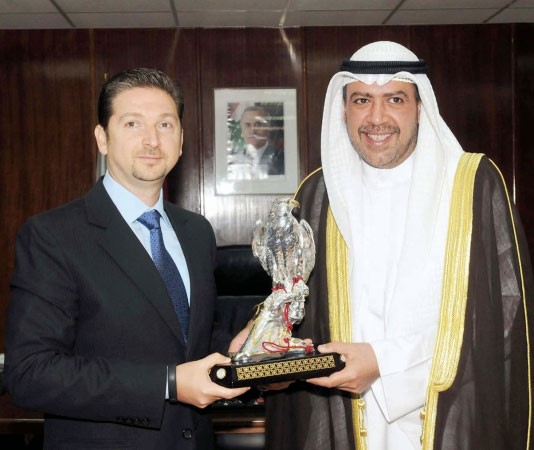 ويقدم هدية تذكارية لوزير الشباب والرياضة اللبنانيفيصل كرامي﻿