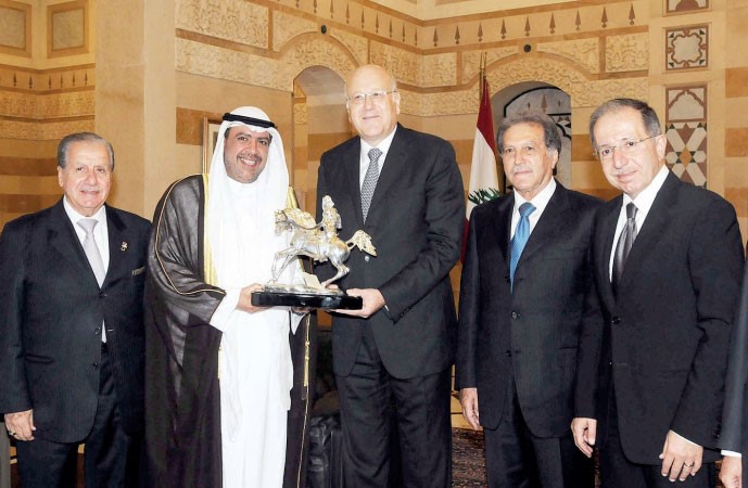 رئيس المجلس الاولمبي الاسيوي يقدم هدية تذكارية لرئيس الحكومة اللبنانية نجيب ميقاتي ﻿