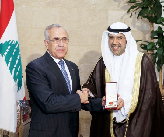 الرئيس اللبناني ميشيل سليمان يسلم الشيخ احمد الفهد وسام الارز ويصافحه في قصر بعبدا ﻿