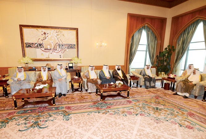 صاحب السمو الامير الشيخ صباح الاحمد مستقبلا رئيس مجلس الامة مرزوق الغانم واعضاء مجلس الامة المشاركين في وفود الصداقة البرلمانية واجتماعات الاتحاد البرلماني الدولي ويبدو حمود الحمدان وعبدالله التميمي ومبارك الحريص وسلطان الشمري وسيف العازمي ومحمد طنا