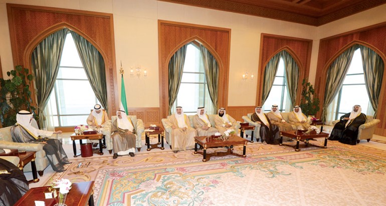 سمو الامير خلال لقائه النواب فيصل الشايع وكامل العوضي وسعود الحريجي ومحمد الهدية وماضي الهاجري وفيصل الكندري وحمدان العازمي﻿