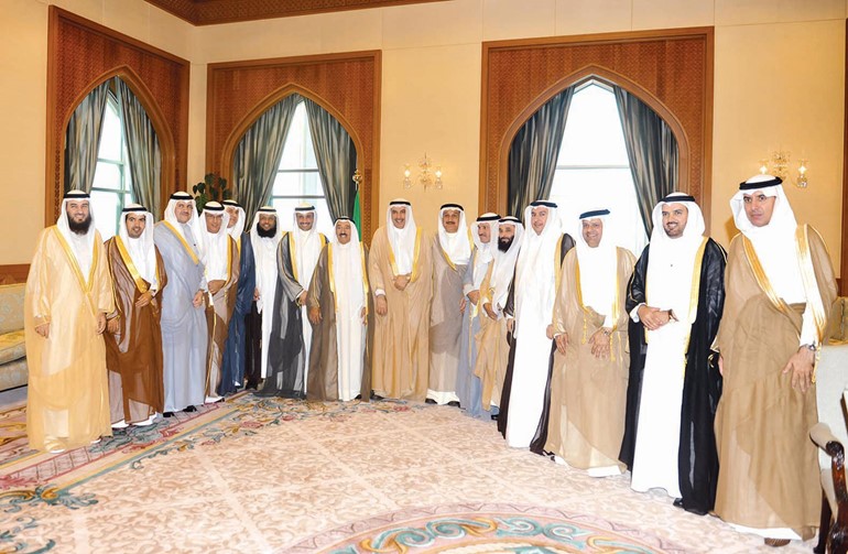 صاحب السمو الامير الشيخ صباح الاحمد متوسطا رئيس مجلس الامة مرزوق الغانم واعضاء وفود الصداقة البرلمانية