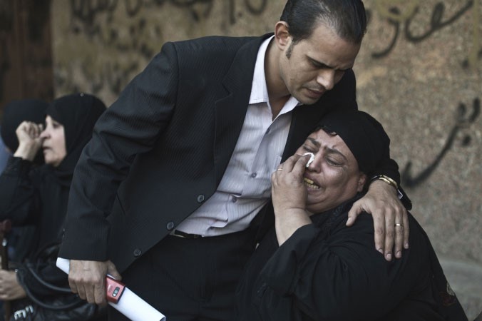 اهالي احدى ضحايا اطلاق النار على كنيسة الوراق بمصر من امام مشرحة زينهم 	افپ﻿