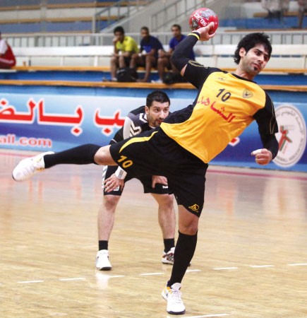 مهدي القلاف يصوب على المرمى	الازرق كوم﻿