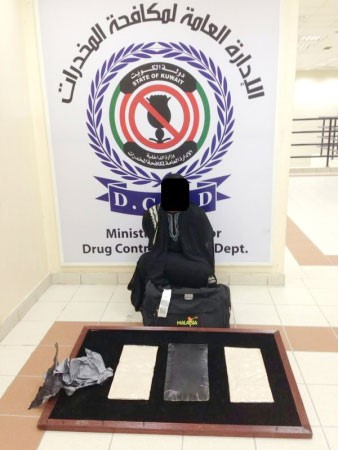 المتهمة الاسيوية وامامها الهيروين الذي تركته في المطار وهربت﻿