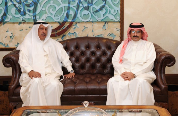  الشيخ مبارك الدعيج اثناء استقباله سفيرنا لدى ليبيا مبارك العدواني 