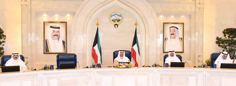 سمو رئيسمجلس الوزراء الشيخ جابر المبارك مترئسا اجتماع المجلس امس ويبدو الشيخ محمد الخالد ومصطفى الشمالي والشيخ سالم العبدالعزيز