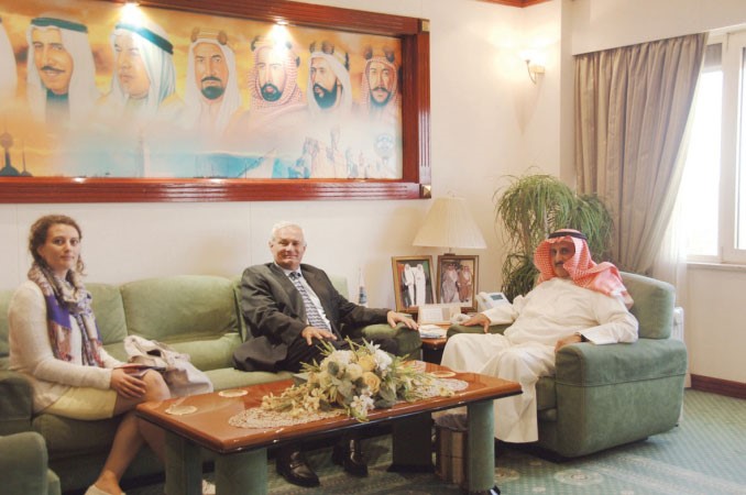 محافظ الاحمدي مستقبلا السفير الهولندي