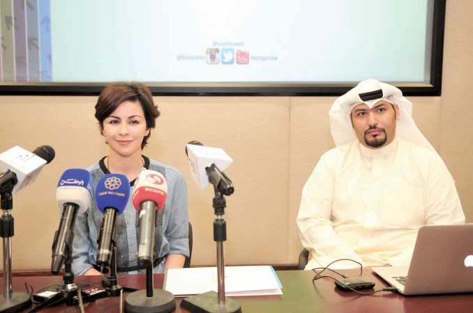 الشيخة الزين الصباح وندا الديحاني خلال المؤتمر الصحافي 