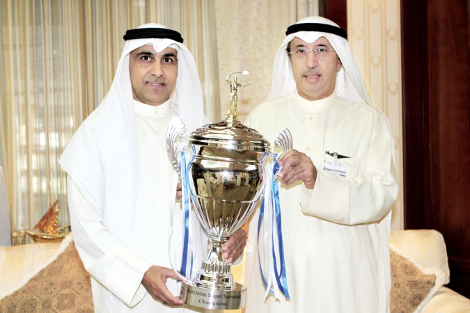 النصف يتسلم كاس العالم من عادل الغريب 