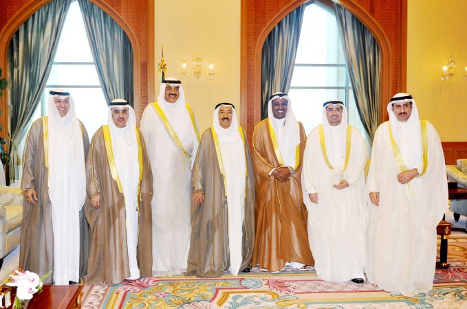 صاحب السمو الامير الشيخ صباح الاحمد مستقبلا الشيخ صباح الخالد وسفراء الكويت الجدد في عدد من الدول لاداء اليمين الدستورية ﻿