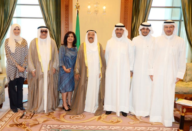 صاحب السمو الامير الشيخ صباح الاحمد مستقبلا رئيس واعضاء جمعية الشفافية الكويتية ﻿