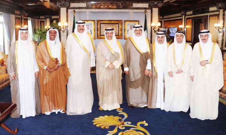 سمو رئيس الوزراء الشيخ جابر المبارك مستقبلا الشيخ صباح الخالد والديبلوماسيين الجدد﻿
