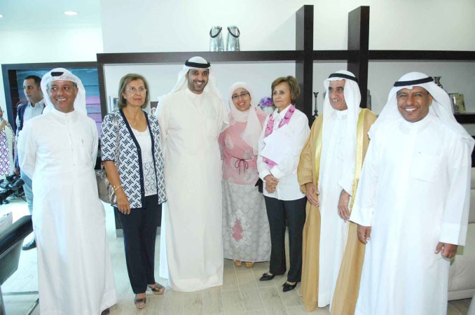 الشيخ محمد العبد الله مع رئيسة المركز دهدى الدويسان وليلى الغانم ودلبيبة تميم ومختار المنطقة