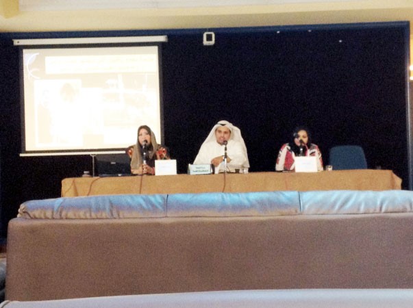 سميرة القناعي وتهاني العبيدلي ومحمد المرداس خلال الندوة﻿