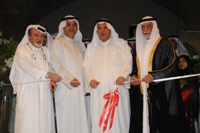 معلي اليوحة ودعبد الله الغنيم وعبد العزيز الغنام والفنان ابراهيم اسماعيل خلال افتتاح المعرضانور الكندري﻿