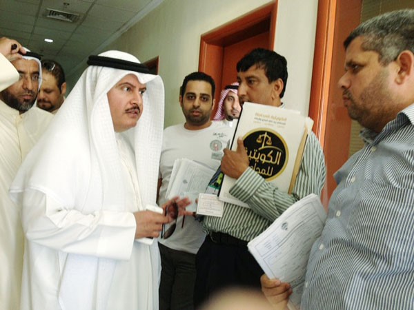 عبدالمحسن المطيري يستمع الى شرح من احد المراجعين﻿