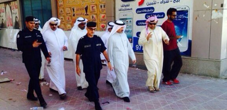 محمد طنا واللواء ابراهيم الطراح خلال جولة تفقدية لمقاهي الجهراء﻿