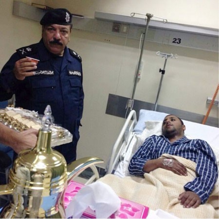 اللواء عبدالفتاح العلي خلال زيارته للملازم اول الشراح