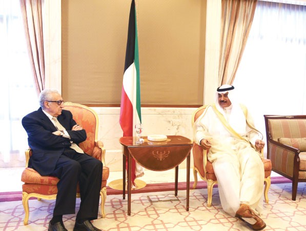 الشيخ صباح الخالد اثناء اجتماعه مع الاخضر الابراهيمي﻿