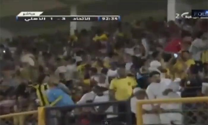 بالفيديو.. مدرجات نادي الاتحاد السعودي.. تتحول إلى «ساحة حرب»