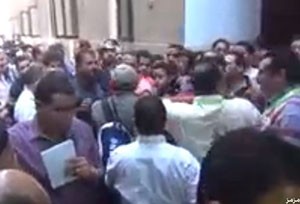 بالفيديو.. طرد قناة الجزيرة من كنيسة العذراء بمصر والمراسل يقبل يد القس
