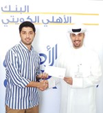 علي البغلي يقدم الشيك لعلي الشمالي