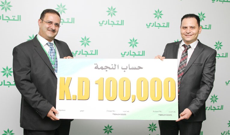 سعيد الحظ نصري ابراهيم فرج بخيت يتسلم جائزة 100 الف دينار من بول داود