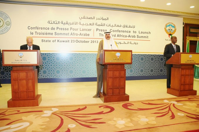 الشيخ صباح الخالد ود نبيل العربي وجان باتيست نتاما خلال المؤتمر الصحافي هاني الشمري