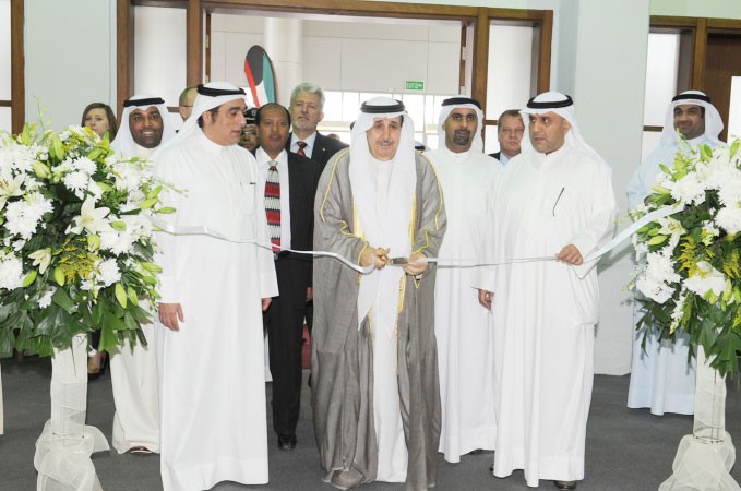 عبدالعزيز الخالدي وعماد تيفوني وعبدالرحمن النصار خلال افتتاح معرض الرياضات البرية والبحرية