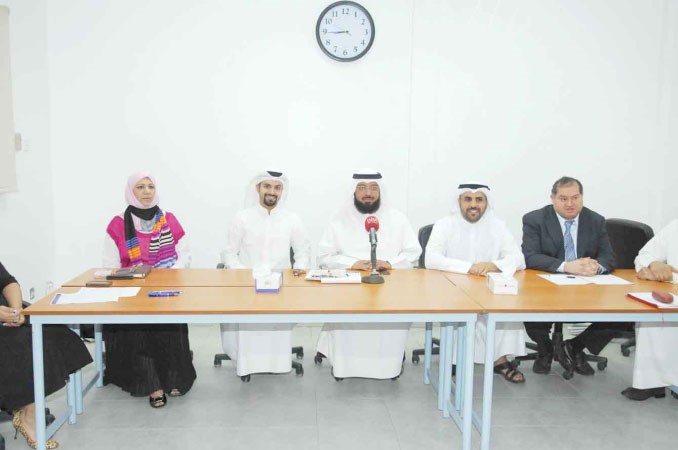 خالد الدويسان متوسطاالمشاركينفي المؤتمر الصحافي اسامة ابوعطية
