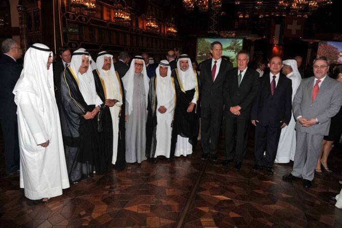 ناصر الساير وفهد المعجل يتوسطان عددا من الديبلوماسيين والسفراء هاني عبدالله