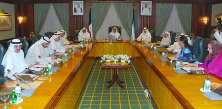 سمو رئيس الوزراء الشيخ جابر المبارك مترئسا الاجتماع الاستثنائي لمجلس الوزراء