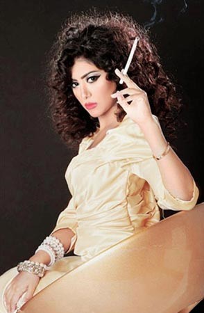 صورة لشيلاء سبت بالسيجارة