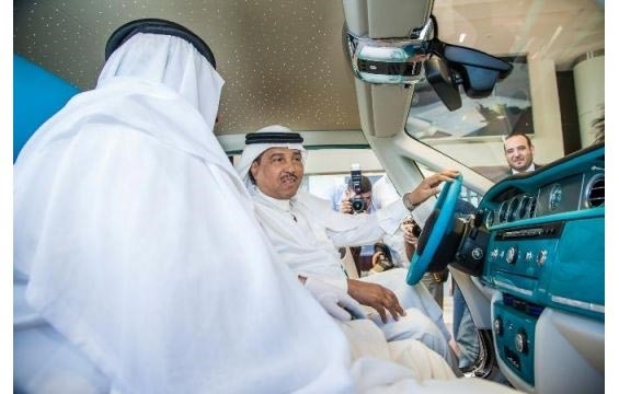 صورة: محمد عبده يقود الرولز رويس في أبوظبي
