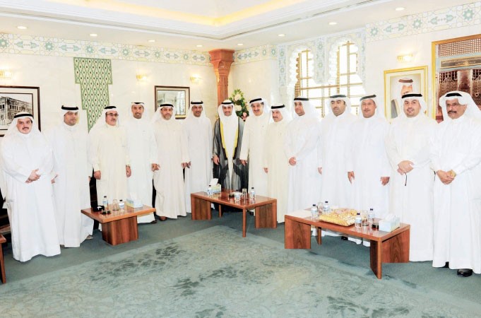 مرزوق الغانم وكامل العوضي ومحمد طنا مع مهلهل الخالد واعضاء البلدي﻿