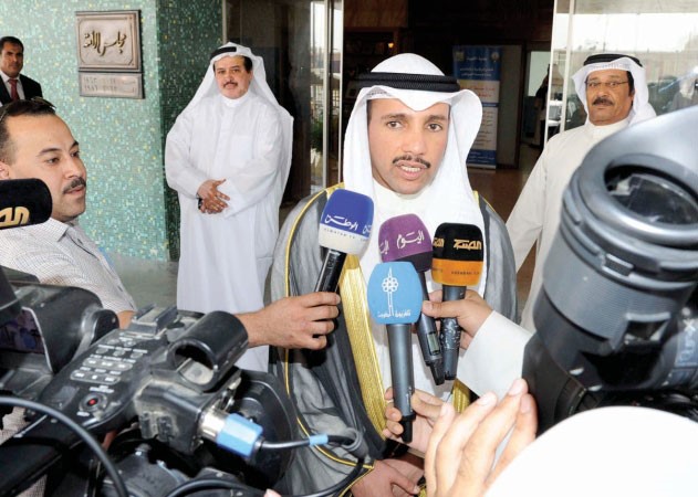 مرزوق الغانم متحدثا الى الصحافيين﻿