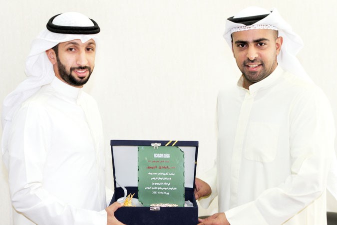 النائب راكان النصف يتسلم درعا تذكارية من محمد يوسف ﻿