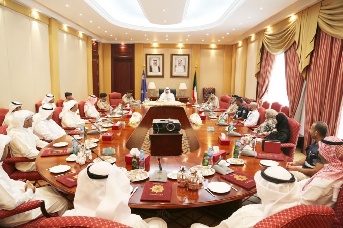 وزير الداخلية الشيخ محمد الخالد مجتمعا بضباط الجنائية