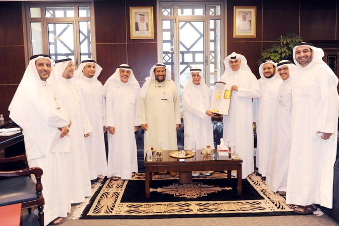 وفد الشركة خلالتسليم شيك الزكاة ﻿