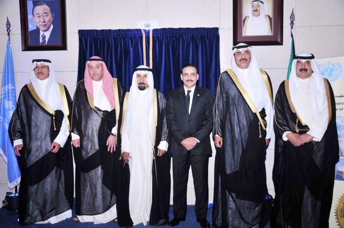 الشيخ صباح الخالد ودمبشر شيخ يتوسطان خالد الجارالله والشيخ علي الجابر وضاري العجران محمد خلوصي