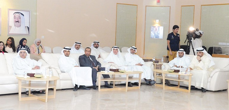 الوزيران الحجرف والعبدالله وبعض المسؤولين يتابعون حديث سمو رئيس الوزراء﻿