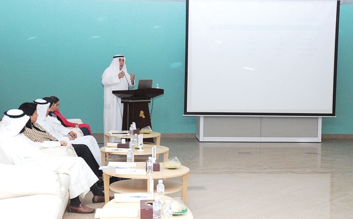 معلي ندوم يقدم شرحا حول سير العمل في مشروع مستشفى جابر﻿